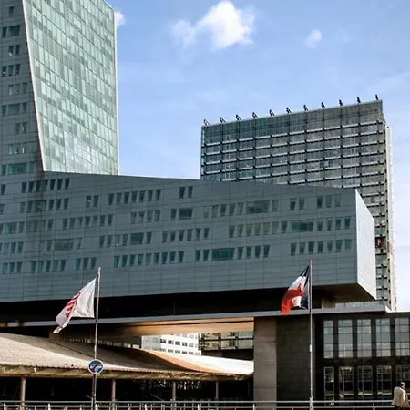 Fully-equipped App With Balcony Near Train Station リール